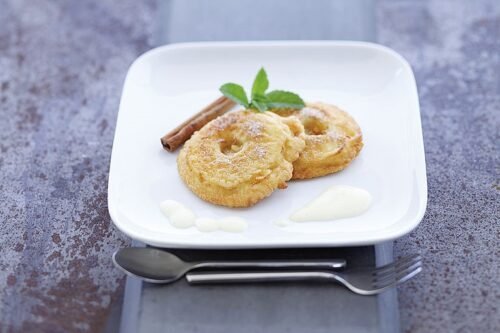 Apfelkräpfli mit Vanillesauce
