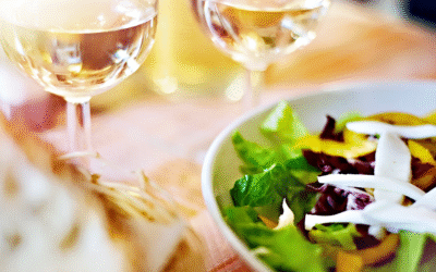 Wein und Salat – leichte Genusskombinationen für heiße Tage